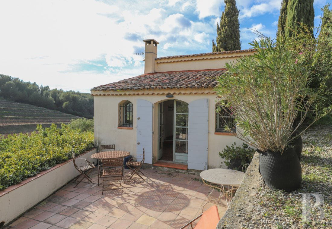 An 18th century bastide surrounded by vineyards and olive trees on the heights of Ollioules in the Var - photo  n°6